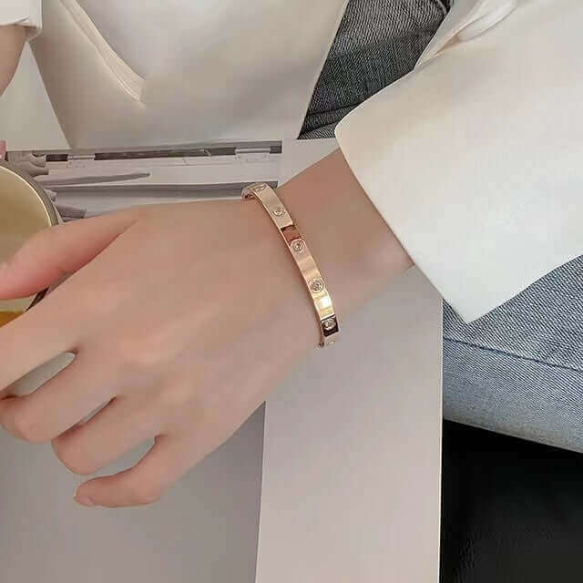 https://whisperwanda.com/products/bracelet-en-or-14k-et-acier-inoxydable-pour-femmes