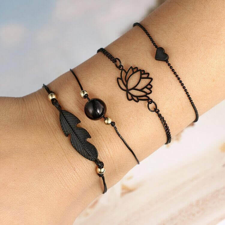 https://whisperwanda.com/products/combinaison-de-bracelets-en-perles-noire-lotus-et-feuilles-damour