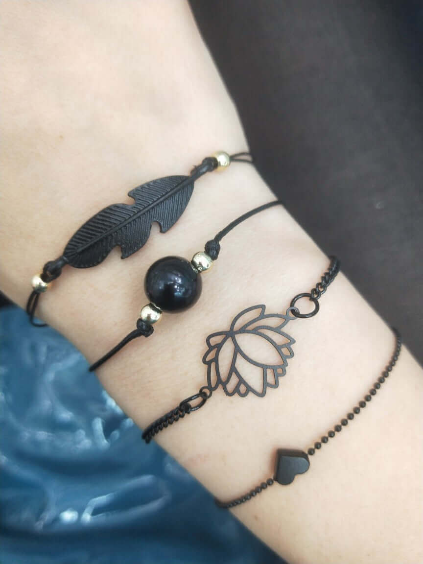 https://whisperwanda.com/products/combinaison-de-bracelets-en-perles-noire-lotus-et-feuilles-damour