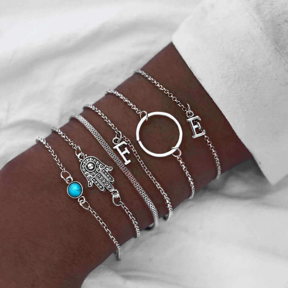 https://whisperwanda.com/products/combinaison-de-bracelets-en-perles-noire-lotus-et-feuilles-damour