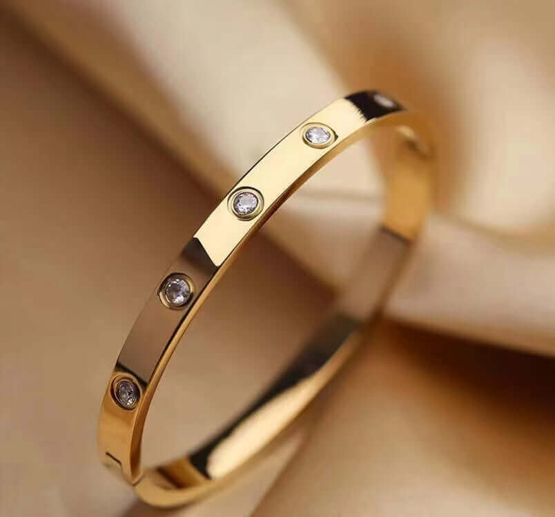 https://whisperwanda.com/products/bracelet-en-or-14k-et-acier-inoxydable-pour-femmes