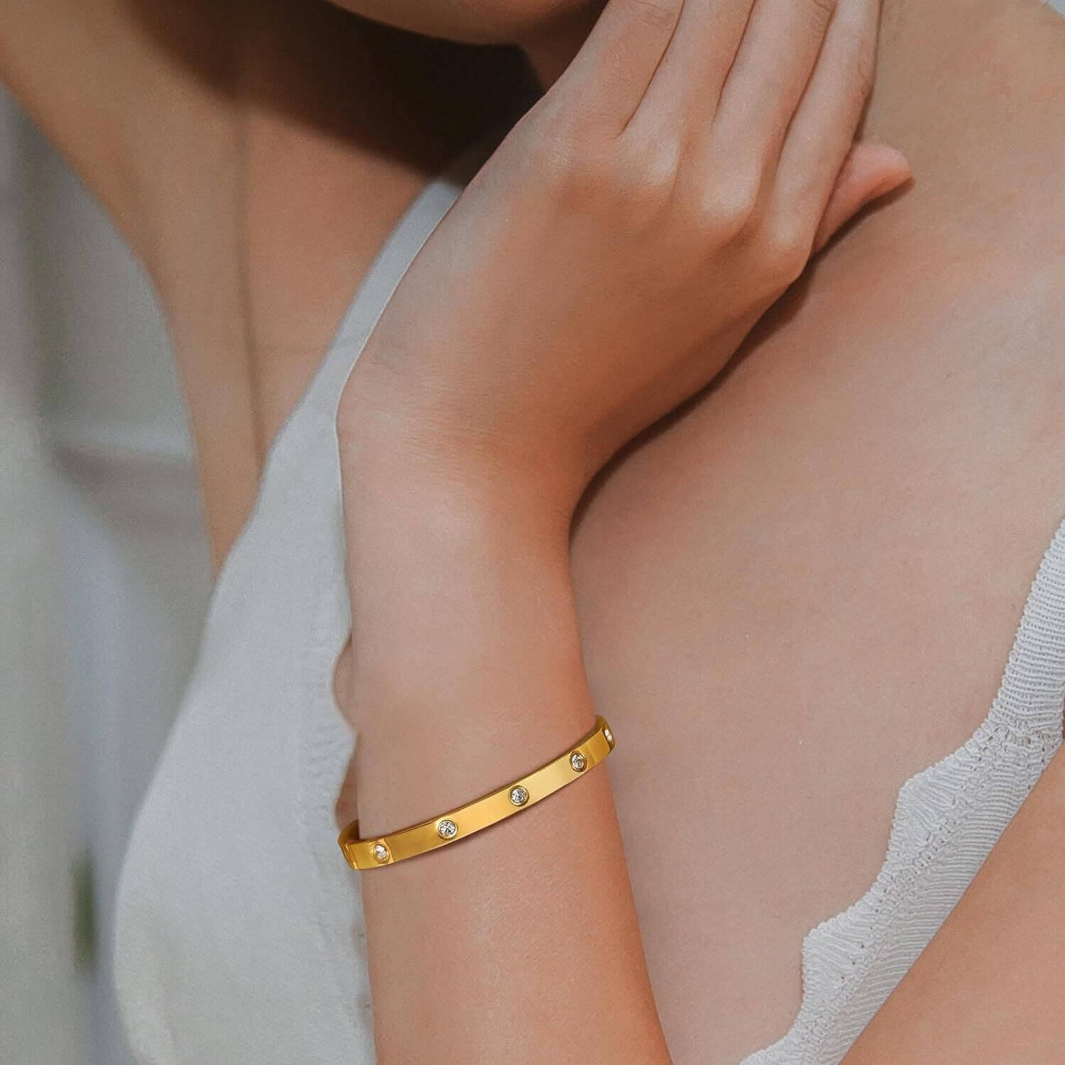 https://whisperwanda.com/products/bracelet-en-or-14k-et-acier-inoxydable-pour-femmes